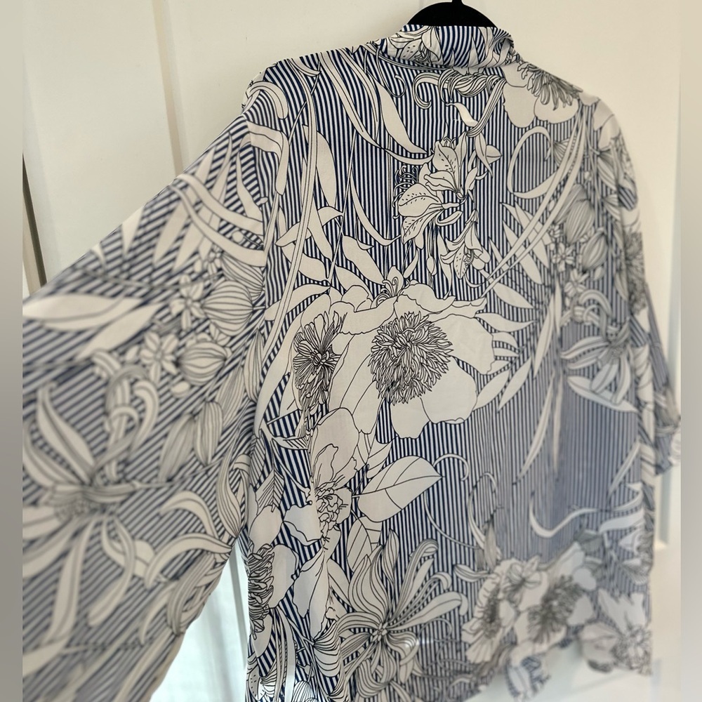 Akemi + Kin Anthropologie Savannah Kimono beautiful, lightweight kimono - Picture 7 of 7